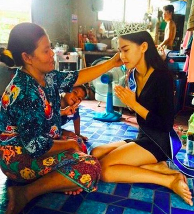 Khanittha Phasaeng memenangkan kontes kecantikan Miss Uncesored News 2015. Menjadi juara, dia tak malu mengungkap kehidupannya memiliki ibu seorang pemulung sampah. Foto: Facebook