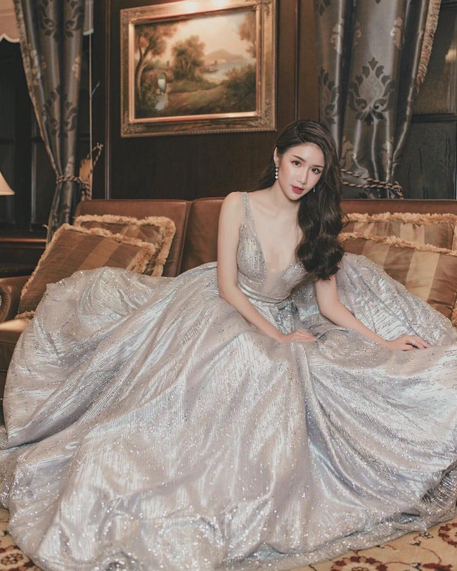 Model yang memiliki tinggi 173 cm ini telah memulai kariernya di usia mudia. Chew kemudian mulai bergabung dengan kontes kecantikan saat berusia 20 tahun dan terjun di industri hiburan. Foto: Instagram @cmainechew