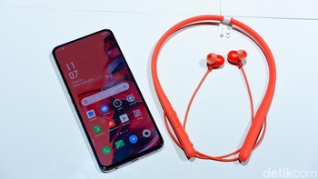 Pemesan saat penjual perdana akan mendapat Oppo Enco Q1. Foto: Adi Fida Rahman/detikINET