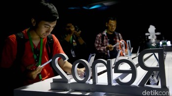 Kedua ponsel ini dibekali baterai berkapasitas 4.000 mAh. Oppo melengkapi dengan fitur pengisian cepat VOOC 3.0. Fitur lain yang tersedia meliputi USB Type C, jack audio 3,5 mm dan sensor sidik jari di layar.