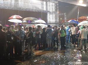 Hujan Turun Jelang Konser Shawn Mendes, Fans Tetap Antusias