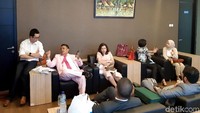 Ia mengenakan setelan jas warna pink dengan dasi warna pink yang lebih gelap. Hotman memakai sepatu hitam.