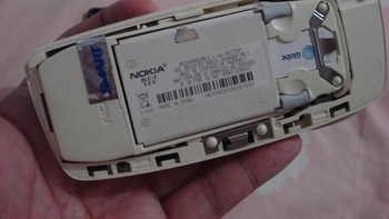 Seperti umumnya ponsel di zaman itu, bagian casing belakang Nokia 5510 dapat dilepas untuk mengakses baterai dan SIM Card. Foto: Nokia Museum
