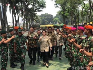 Saat Puan Semangati Personel TNI-Polri yang Amankan Gedung DPR