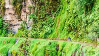 Death Road terbentang dari titik 61-69 km. Lebar jalannya hanya 12 kaki atau sekitar 3 meter saja. Tak ada pagar pembatas, jalanan ini bisa bikin kamu terjun bebas ke jurang sedalam 600 meter. Hiii.. (iStock)