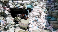 Selain memberikan keuntungan, bisnis daur ulang plastik ini juga dapat menjadi salah satu solusi untuk menekan jumlah sampah plastik sekali pakai dan sulit terurai yang dapat mengancam ekosistem makhluk hidup.