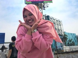 Niat Banget, Wanita Bekasi Viral Pasang Billboard Demi Di-Notice Idol Korea