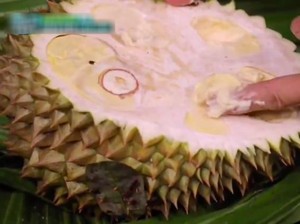 Kocak Abis! Cara Orang Korea Makan Durian Ini Bikin Geleng-geleng Kepala