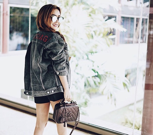 Tampil casual dengan jaket denim Balenciaga, Cita Citata melengkapi gaya mewahnya dengan membawa tas Chanel seharga puluhan juta rupiah. Foto: Instagram @ cita_citata