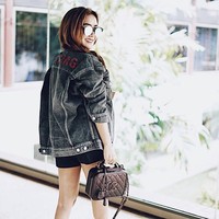 Tampil casual dengan jaket denim Balenciaga, Cita Citata melengkapi gaya mewahnya dengan membawa tas Chanel seharga puluhan juta rupiah. Foto: Instagram @ cita_citata