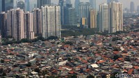 Berdasarkan usia, penyumbang tertinggi dari jumlah penduduk DKI Jakarta terdapat di usia produktif. Tercatat jumlah penduduk DKI Jakarta usia 15-64 tahun sebanyak 7,6 juta jiwa.