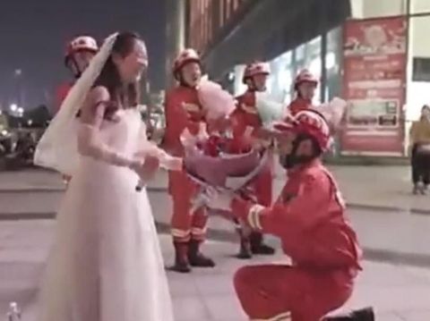 Bergaun Pengantin, Wanita Ini Nekat Datangi Tempat Kerja Pacar untuk Melamar