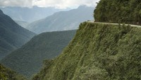 Meski luar biasa cantik, tapi North Yungas Road memiliki julukan lain yang bikin merinding, Death Road. Selain memamerkan ketinggian, jalanan ini juga terkenal curam. (iStock)