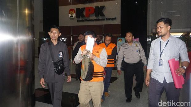 Dua pihak swasta tersangka suap Bupati Lampung Utara, Chandra Safari dan Hendra Wijaya ditahan KPK