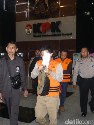 Dua pihak swasta tersangka suap Bupati Lampung Utara, Chandra Safari dan Hendra Wijaya