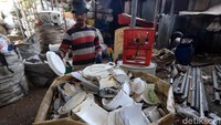 Ada berbagai jenis plastik yang dikumpulkan di pabrik tersebut mulai dari PTE, HDPE, PVC, LDPE, PP hingga PS. berbagai produk dari plastik itu nantinya akan dicacah untuk dijual kembali guna dijadikan biji plastik yang dapat memproduksi ulang produk-produk baru dari plastik tersebut.
