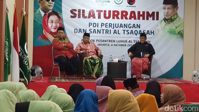 Sarungan ke Ponpes Said Aqil, Hasto: Terima Kasih Dukung Jokowi-Maruf Sarungan ke Ponpes Said Aqil, Hasto: Terima Kasih Dukung Jokowi-Maruf