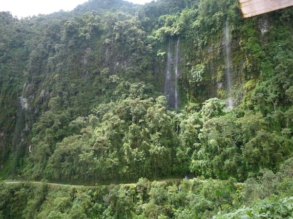 Setiap tahunnya, ada sekitar 200-300 orang yang jadi korban di jalan ini. Dari data tersebut Inter-American Development Bank menobatkan North Yungas Road sebagai jalanan paling berbahaya dunia tahun 1995. (iStock) Setiap tahunnya, ada sekitar 200-300 orang yang jadi korban di jalan ini. Dari data tersebut Inter-American Development Bank menobatkan North Yungas Road sebagai jalanan paling berbahaya dunia tahun 1995. (iStock)