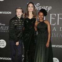 Untuk premier Maleficent 2 di Roma, Angelina membungkus tubuhnya dengan gaun hitam. Sementara itu kedua anaknya, Zahara dan Shiloh memilh busana hitam dengan sentuhan hijau army. (Foto: Getty Images)