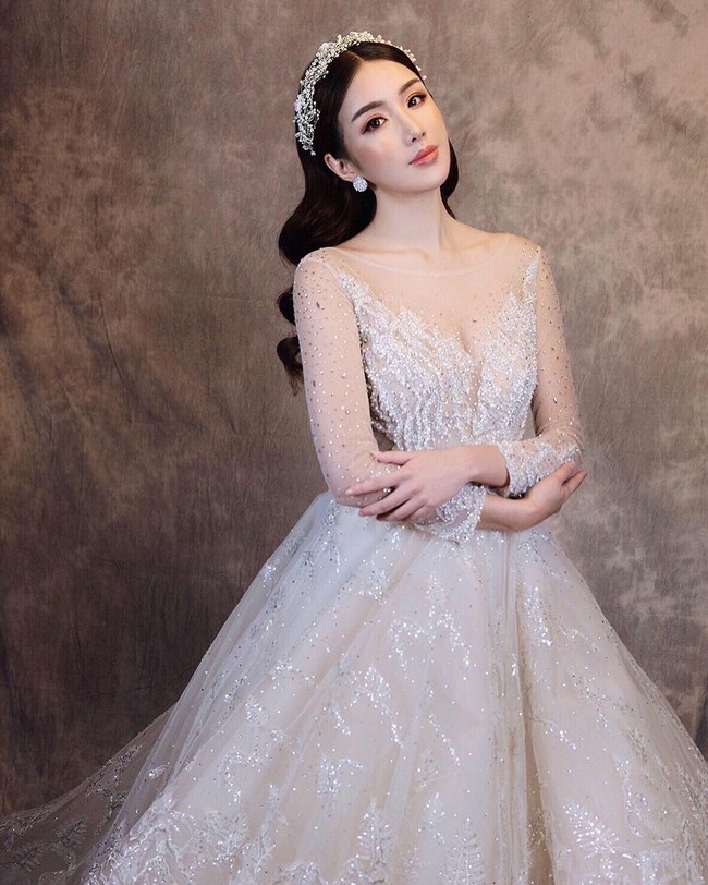 Kenalan dengan Charmaine Chew, model asal Malaysia yang akan mewakili negaranya di kontes kecantikan Miss International 2019. Selain dikagumi karena kecantikannya, Chew dikenal sebagai sosok ratu kecantikan yang pintar karena memiliki IPK 3,9. Foto: Instagram @cmainechew