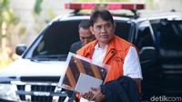 I Kadek Kertha Laksana dan Dolly Pulungan diduga menerima suap SGD 345 ribu dari pihak swasta.