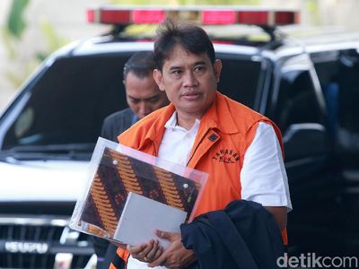 Berompi Tahanan, Direktur PTPN III Kembali Diperiksa KPK