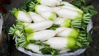 Lobak adalah tanaman musim dingin yang sering dipakai untuk hidangan Asia. Teksturnya renyah dan ringan, rasanya pedas, dan bentuknya menyerupai wortel hanya saja berwarna putih. Lobak sangat rendah kalori, kaya akan nutrisi, vitamin C, mineral, potasium, dan folat. Lobak juga mengandung glukosinolat yang bekerja sebagai antioksidan dan mungkin sebagai pencegah kanker. Foto: iStock