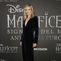 Untuk acara premier, Michelle memilih gaun velvet dark-blue bergaya plunging neck. Sederhana tapi tetap terasa elegan. (Foto: Getty Images)