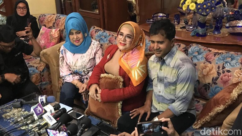Foto: Keluar Elvy Sukaesih / Hanif H Foto: Keluar Elvy Sukaesih / Hanif H