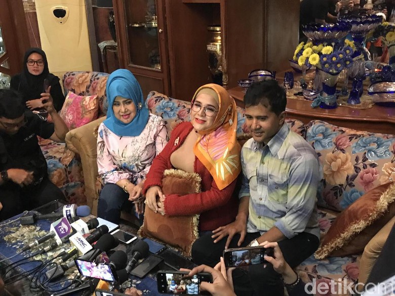 Foto: Keluar Elvy Sukaesih / Hanif H Foto: Keluar Elvy Sukaesih / Hanif H