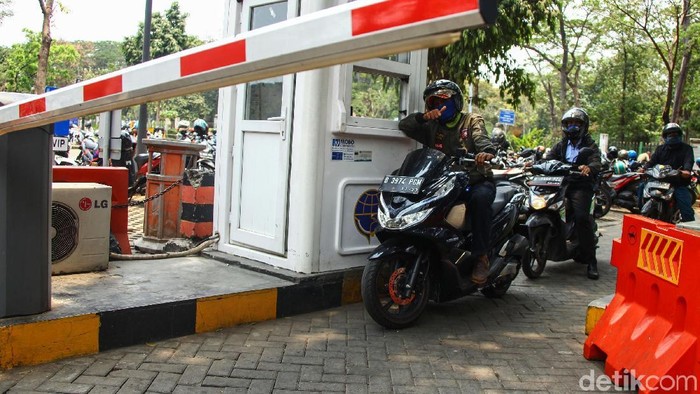 Tarif parkir di DKI Jakarta bakal naik jelang akhir tahun. Gubernur DKI Jakarta Anies Baswedan disebut tidak ingin kenaikan tarif parkir itu ditunda-tunda.