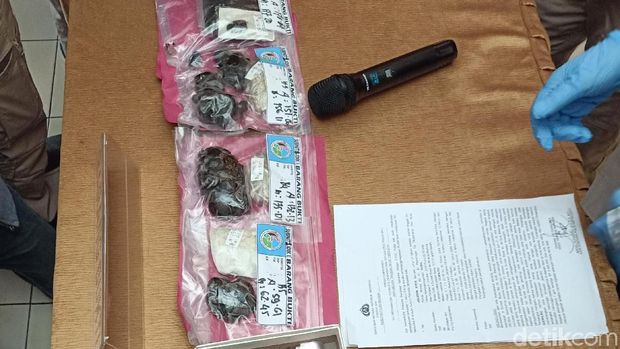  Andrew Ayer (31) ditangkap polisi karena menjadi pengedar narkoba hashish untuk para turis di Bali