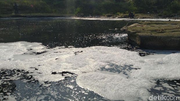 Air Sungai Cileungsi hitam dan berbau tak sedap
