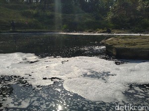 Bupati Bogor Janji Bersihkan Sungai Cileungsi yang Hitam-Bau karena Limbah