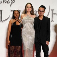 Di Jepang, gaun penuh detail fringe menjadi andalan Angelina Jolie yang datang bersama Zahara dan Maddox. Gaun tersebut hadir dengan gaya halter neck yang senada dengan gaun putrinya. (Foto: Getty Images)