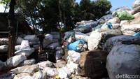 Proses daur ulang plastik ini pun perlahan mulai menarik perhatian masyarakat. Bisnis daur ulang plastik pun mulai berkembang di sejumlah tempat, salah satunya di kawasan Kelurahan Cipamokolan, Kecamatan Rancasari, Kota Bandung.