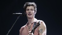 Setelah itu, Shawn Mendes mengambil gitarnya. Foto: Asep Syaifullah