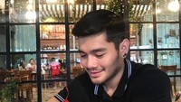 Pria yang hobi unggah video karaoke di Instagram ini menikmati segelas es campur segar. Jangan salah fokus sama senyum Daffa ya! Foto: Instagram da2_daffa_real
