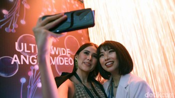 Sementara Reno 2 dilepas seharga Rp 7,999 juta.Ponsel ini mulai dipesan 8-30 Oktober. Pembeli diberikan bluetooth headset Oppo Enco Q1.