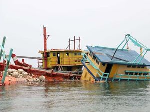 Kapal Maling Ikan Masih Berkeliaran, Trenggono Mau Tenggelamkan?
