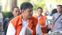 Dalam kasus ini KPK menetapkan Dirut PT Perkebunan Nusantara (PTPN) III Dolly Pulungan, Direktur Pemasaran PTPN III (Persero) I Kadek Kertha Laksana, dan pemilik PT Fakar Mulia Transindo Pioeko Nyotosetiadi sebagai tersangka.