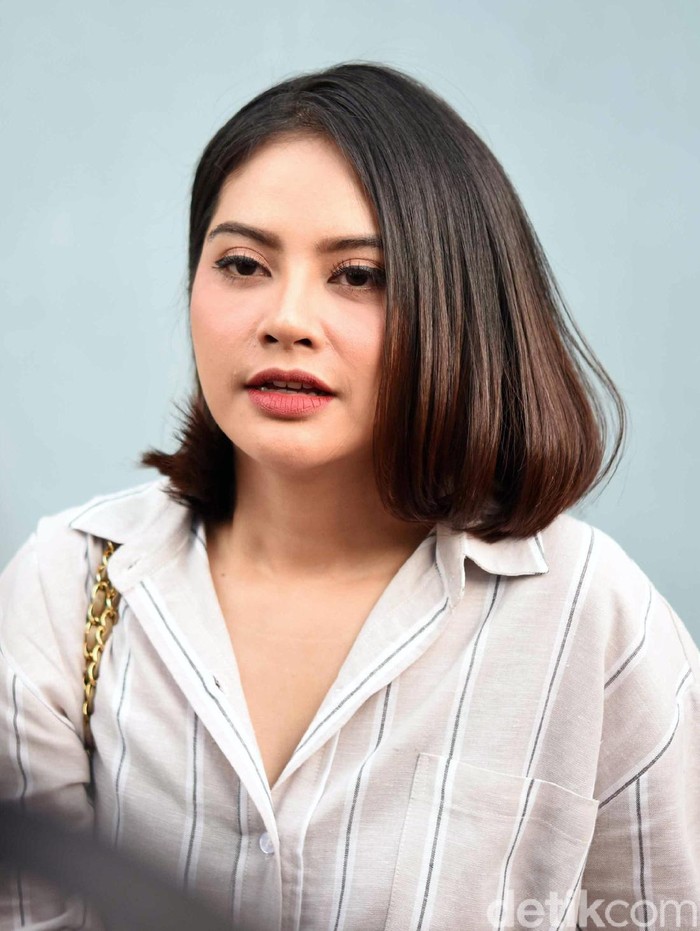 Tiwi eks T2 Tiwi eks T2 saat ditemui di studio Trans TV.