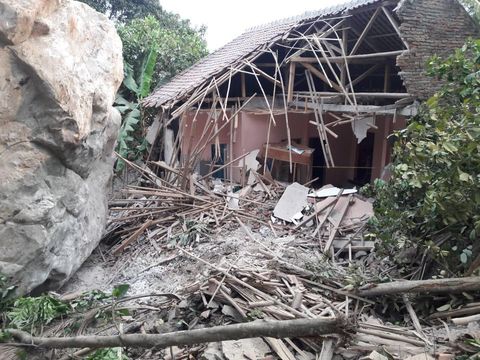 7 Rumah dan Sekolah di Purwakarta Rusak Dihujani Batu Raksasa