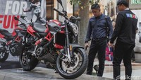 Pada sisi instrument cluster, Aprilia Shiver 900 dilengkapi dengan layar TFT full-colour berukuran 4,3 yang dapat mengakomodir pengendara dengan sistem navigasi, rev counter, speedometer, temperatur pendingin, temperatur udara, serta jam. Pool/Piaggio Indonesia. Pool/Piaggio Indonesia.