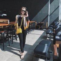 Bergaya saat tiba di Entikong, Kalimantan Barat, Cita Citata memadukan outer batik dengan sling bag Balenciaga berwarna senada. Tas berwarna kuning seri Balenciaga canary yellow Ville XXS tersebut pada situs belanja Farfecth dijual seharga US$ 2.010. Foto: Instagram @ cita_citata