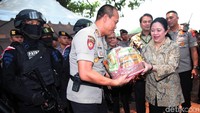 Saat meninjau tenda TNI dan polisi, Puan sempat menanyakan sampai kapan mereka akan bertugas di DPR. Politikus PDIP itu juga menanyakan soal kecukupan makanan.