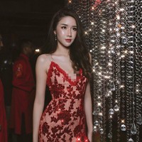 Chew akan bertanding melawan 82 kontestan lainnya dari seluruh dunia dalam Miss International yang akan berlangsung di Tokyo pada November mendatang. Termasuk bersaing dengan kontestan dari Indonesia yang akan diwakili oleh Puteri Indonesia Lingkungan 2019, Jolene Marie. Foto: Instagram @cmainechew