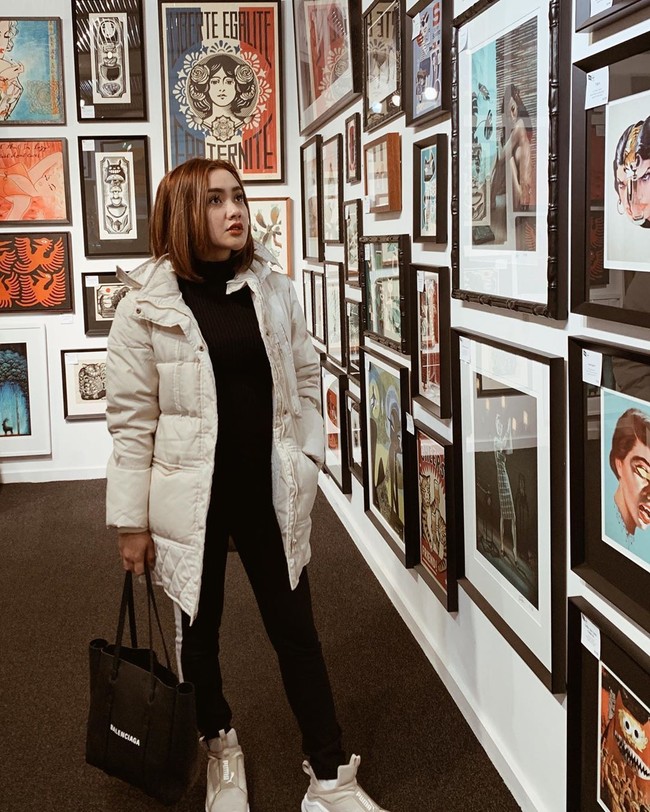 Cita Citata yang sedang ramai diberitakan karena merasa sakit hati pada seorang musisi senior karena membentaknya di depan umum baru saja pulang liburan dari Melbourne, Australia. Saat berada di negeri Kangguru itu, Cita bergaya membawa tas Balenciaga berharga belasan juta rupiah.  Foto: Instagram @ cita_citata