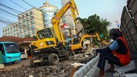 Trotoar tersebut tengah dikebut agar rampung pada Desember 2019.