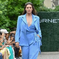 Dan ini adalah penampilan Ali Tate saat memeragakan busana ready to wear dari brand Burnett New York. NYFW comes to a close and I want to give a shout out to every model who put themselves out there and went up for the shows, tulis Ali pada keterangan foto di Instagram yang menampilkan dirinya beraksi di NYFW. Foto: Instagram @ali_tate_cutler